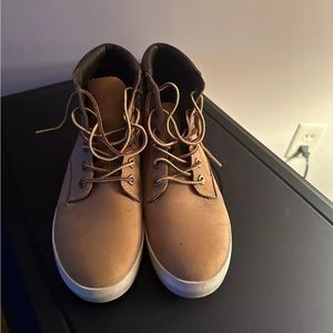 Woman’s timberland hiking boots 6.5